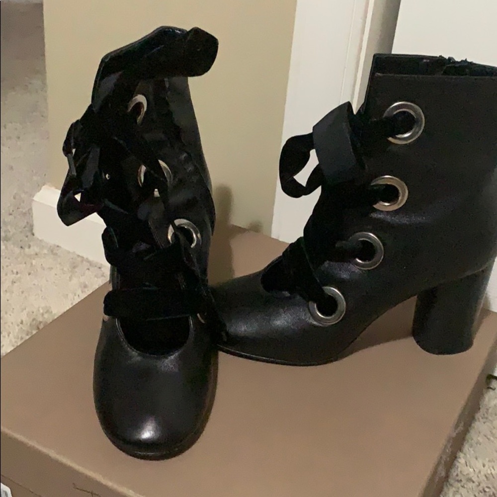Bianca Di made in Italy; runs small